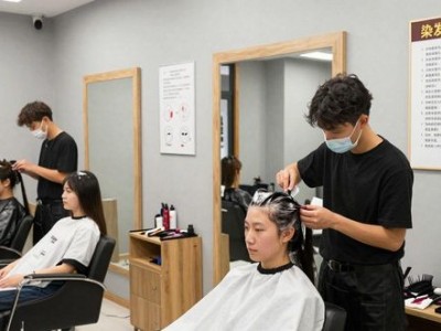 美发小店装修：吸引自己染发的年轻人